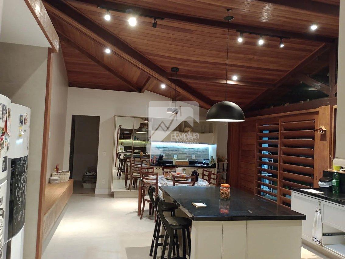Casa com 5/4 (2 suítes, um ofurô). Privacidade, ótima localização e muita natureza! Rua Direta da Capiarara Lauro de Freitas - 