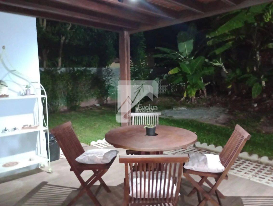 Casa com 5/4 (2 suítes, um ofurô). Privacidade, ótima localização e muita natureza! Rua Direta da Capiarara Lauro de Freitas - 