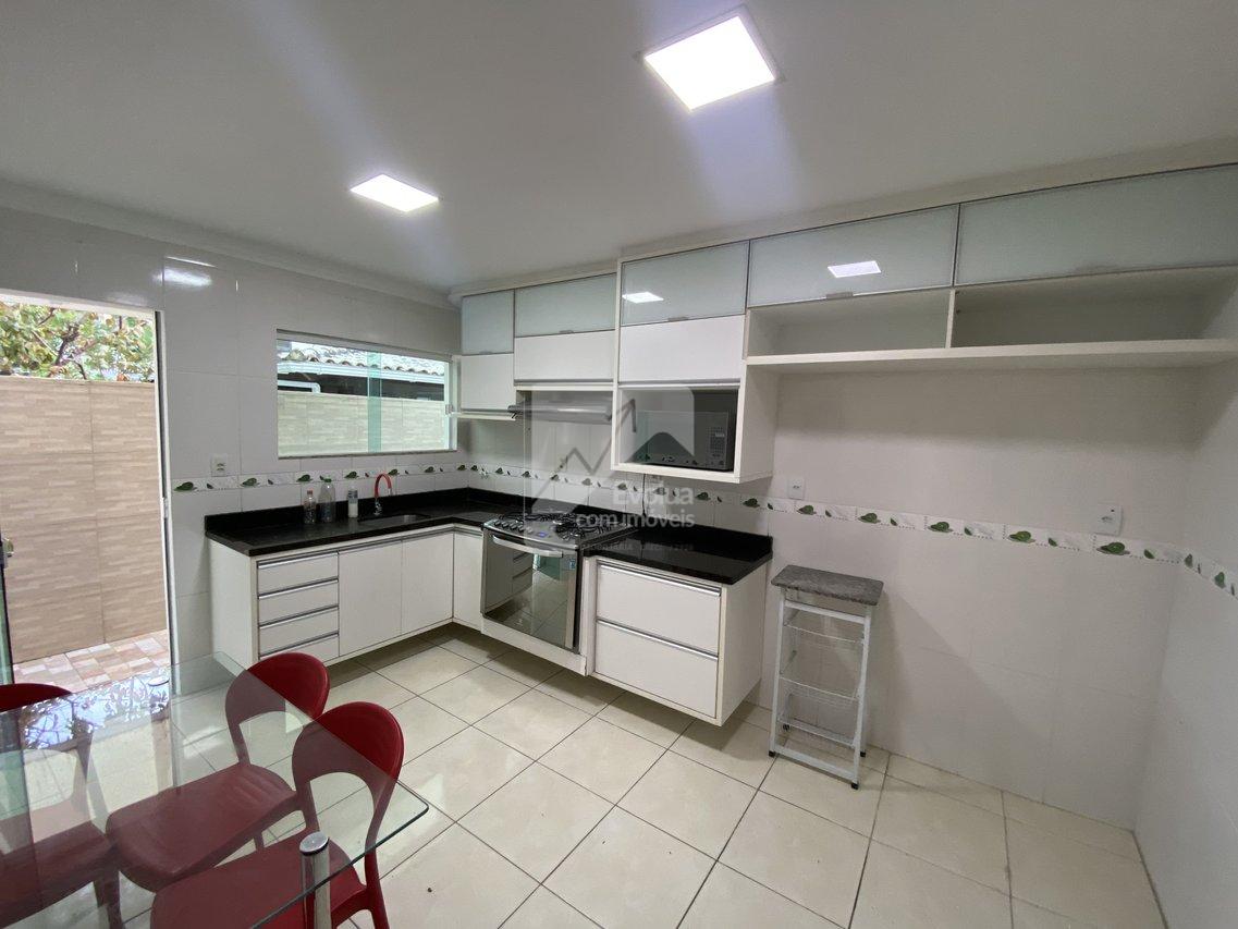 Alugo R$ 8.000,00, 3 Suítes, 2 vagas de garagem, condomínio fechado, Centro - L.de Freitas  Lauro de Freitas - 