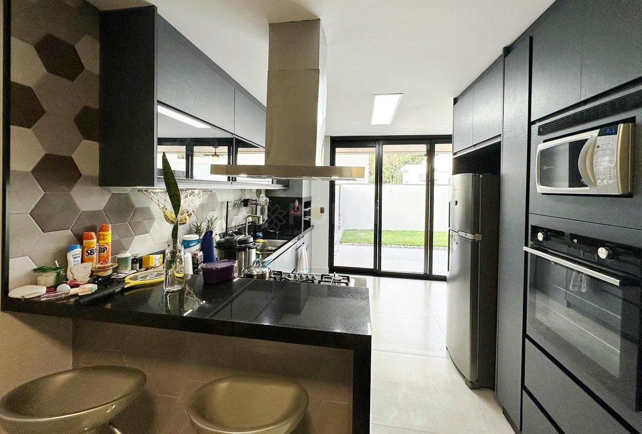 Casa em Condomínio - 4 dormitórios - Jacareí - Venda - Permuta - Jacareí - 