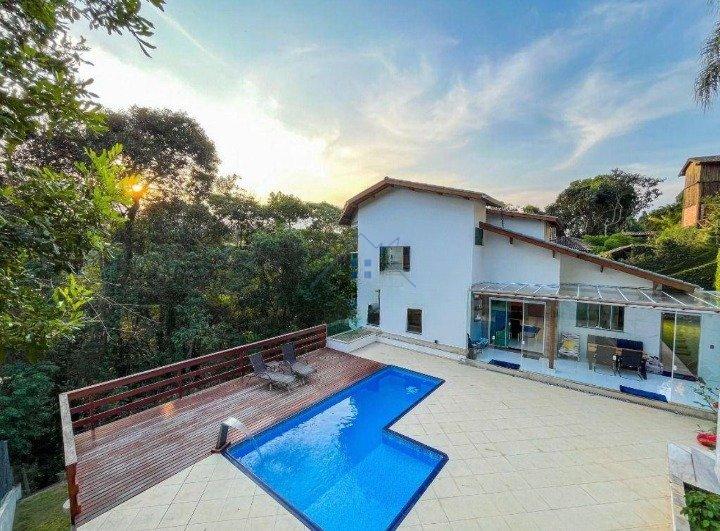 Linda Casa em Condomínio Fechado na Serra da Cantareira 300 m² 4 suítes 6 vagas Alameda dos Juritis Mairiporã - 