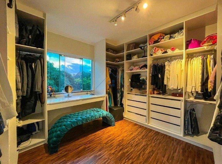 Linda Casa em Condomínio Fechado na Serra da Cantareira 300 m² 4 suítes 6 vagas Alameda dos Juritis Mairiporã - 