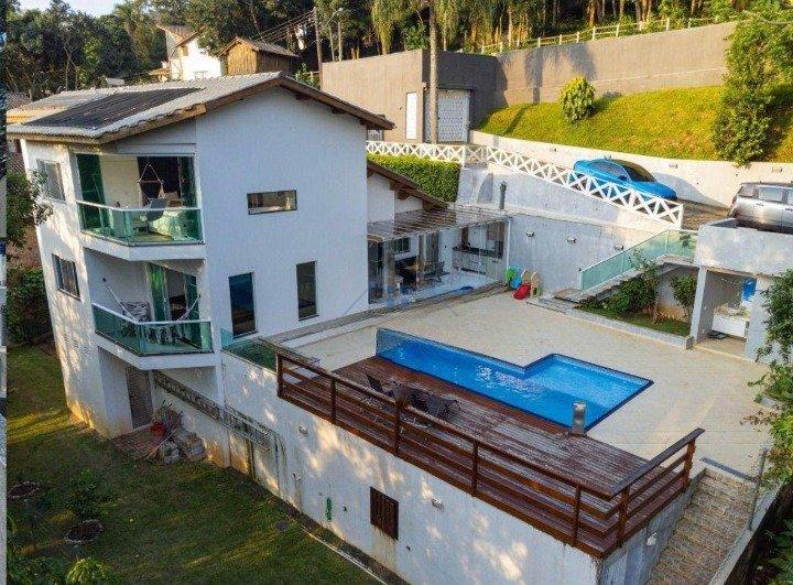 Linda Casa em Condomínio Fechado na Serra da Cantareira 300 m² 4 suítes 6 vagas Alameda dos Juritis Mairiporã - 