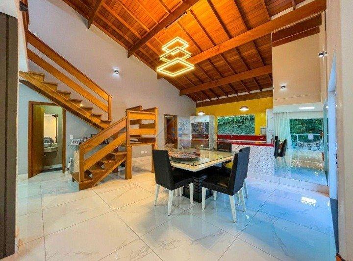 Linda Casa em Condomínio Fechado na Serra da Cantareira 300 m² 4 suítes 6 vagas Alameda dos Juritis Mairiporã - 