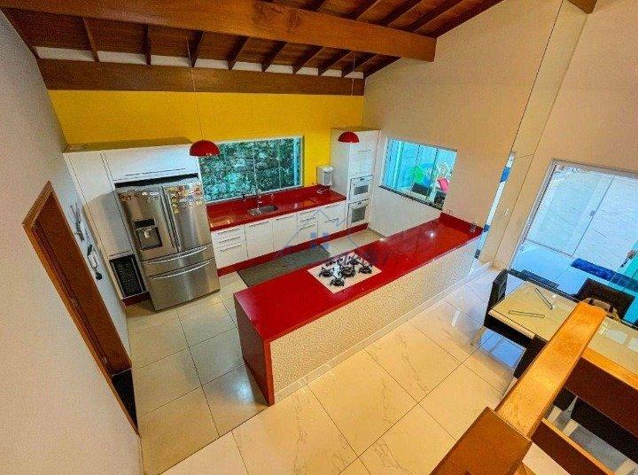 Linda Casa em Condomínio Fechado na Serra da Cantareira 300 m² 4 suítes 6 vagas Alameda dos Juritis Mairiporã - 