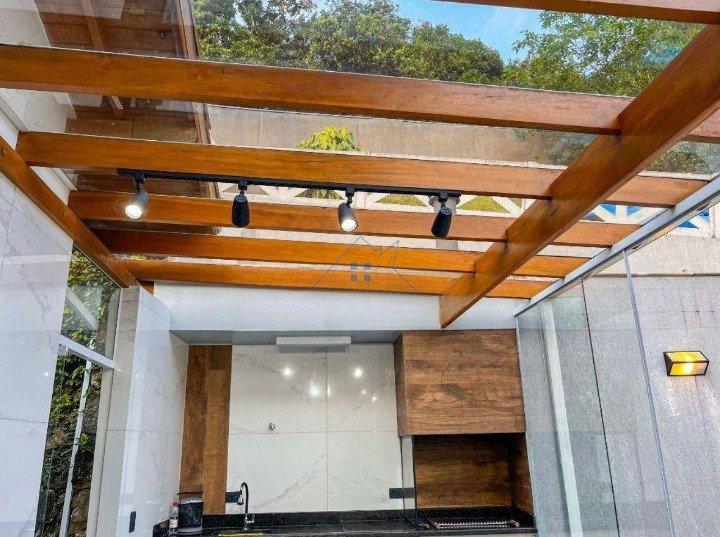 Linda Casa em Condomínio Fechado na Serra da Cantareira 300 m² 4 suítes 6 vagas Alameda dos Juritis Mairiporã - 