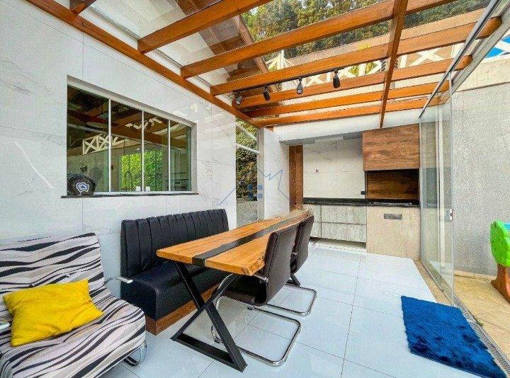 Linda Casa em Condomínio Fechado na Serra da Cantareira 300 m² 4 suítes 6 vagas Alameda dos Juritis Mairiporã - 