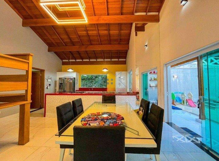 Linda Casa em Condomínio Fechado na Serra da Cantareira 300 m² 4 suítes 6 vagas Alameda dos Juritis Mairiporã - 