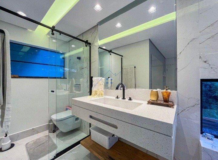 Linda Casa em Condomínio Fechado na Serra da Cantareira 300 m² 4 suítes 6 vagas Alameda dos Juritis Mairiporã - 