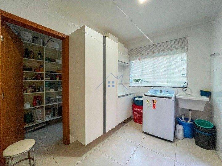Linda Casa em Condomínio Fechado na Serra da Cantareira 300 m² 4 suítes 6 vagas Alameda dos Juritis Mairiporã - 