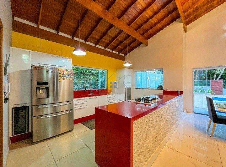 Linda Casa em Condomínio Fechado na Serra da Cantareira 300 m² 4 suítes 6 vagas Alameda dos Juritis Mairiporã - 