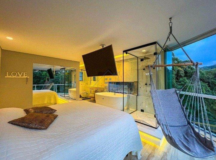 Linda Casa em Condomínio Fechado na Serra da Cantareira 300 m² 4 suítes 6 vagas Alameda dos Juritis Mairiporã - 