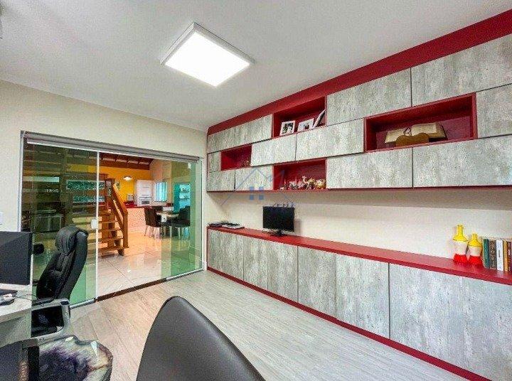 Linda Casa em Condomínio Fechado na Serra da Cantareira 300 m² 4 suítes 6 vagas Alameda dos Juritis Mairiporã - 