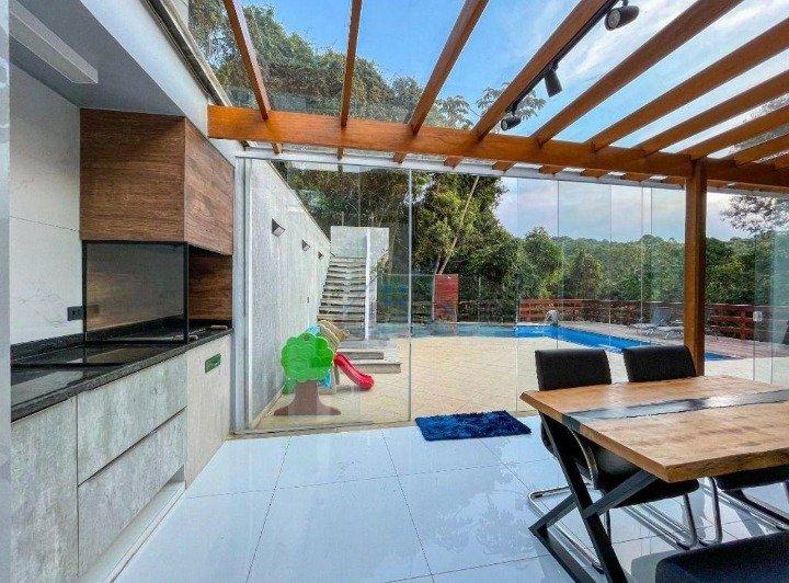 Linda Casa em Condomínio Fechado na Serra da Cantareira 300 m² 4 suítes 6 vagas Alameda dos Juritis Mairiporã - 