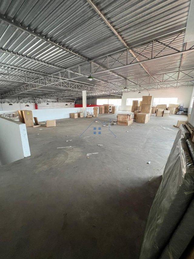 Galpão em Cotia com 800m² Estrada Municipal do Embu Cotia - 