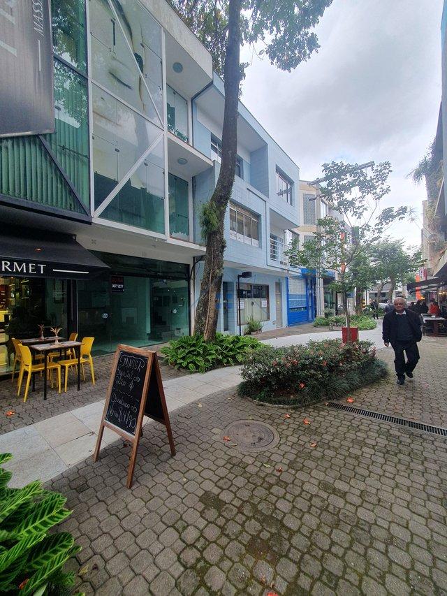 Loja Comercial Triplex no Centro Comercial de Alphaville 96m² Calçada das Anêmonas Barueri - 