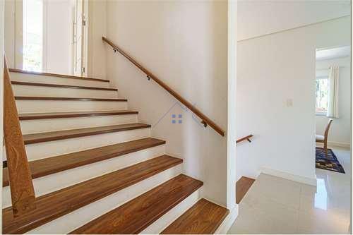 Casa 350m² no Parque Petrópolis 4 dorm 2 suítes 10 vagas Alameda Suécia Mairiporã - 