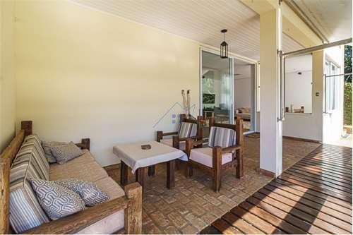Casa 350m² no Parque Petrópolis 4 dorm 2 suítes 10 vagas Alameda Suécia Mairiporã - 