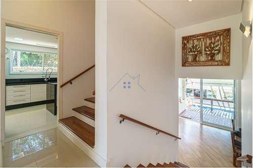 Casa 350m² no Parque Petrópolis 4 dorm 2 suítes 10 vagas Alameda Suécia Mairiporã - 