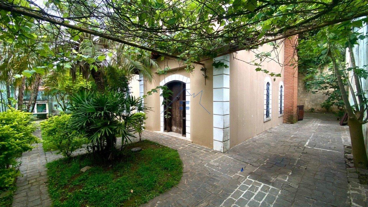 Casa com 221m&sup2; em Interlagos 4 dorms sendo 2 su&iacute;tes 6 vagas Rua Cláudio Daniel Rodrigues São Paulo - 