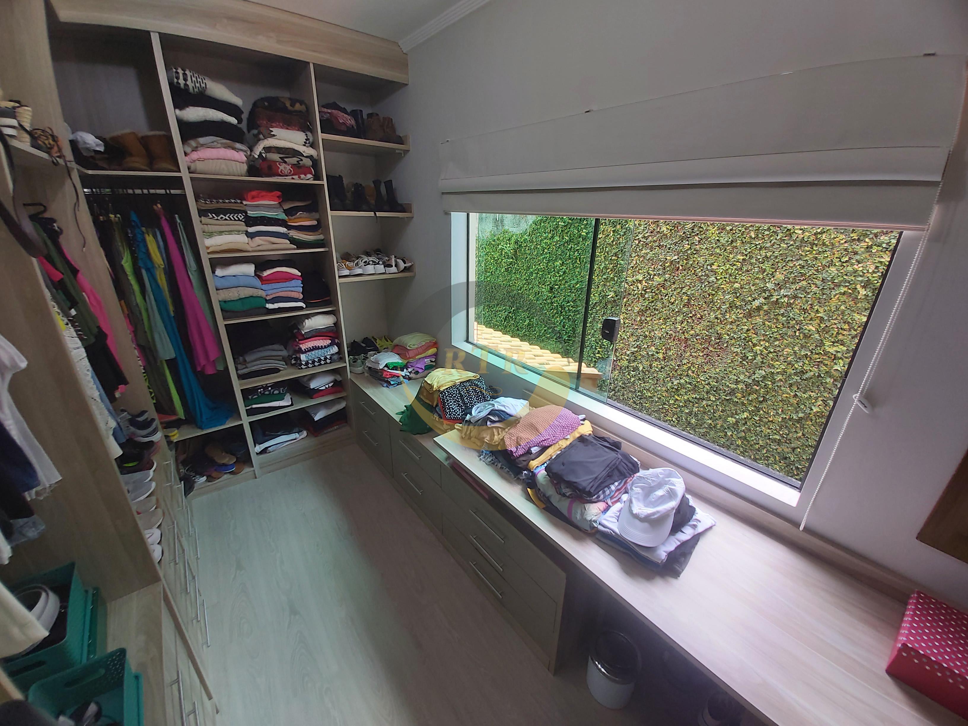 S&atilde;o Roque Nobre, Sobrado Alto Padr&atilde;o 340m&sup2;, 3 Su&iacute;tes, Piscina, Aquecimento Solar  São Roque - 