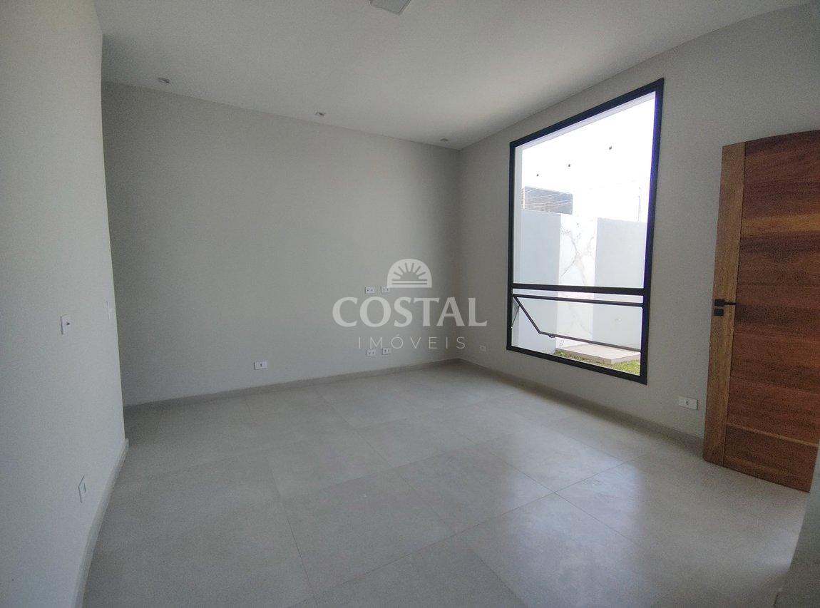 Linda Casa a Venda no Golfinhos - Caraguatatuba - 