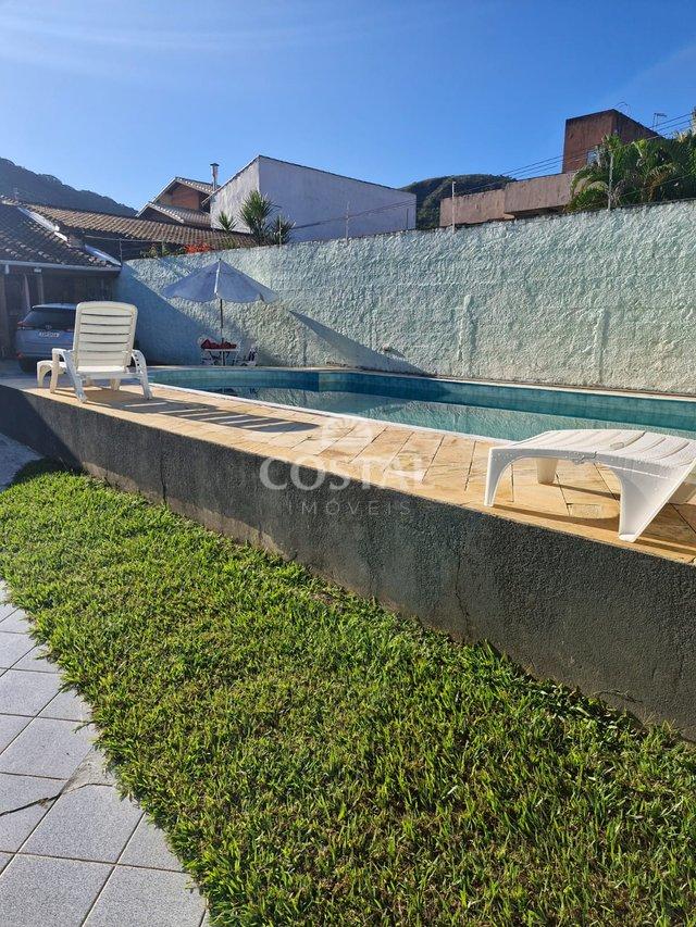 Casa com 03 Dormitórios e Piscina à Venda - Martim de Sá, Caraguatatuba/SP  Caraguatatuba - 