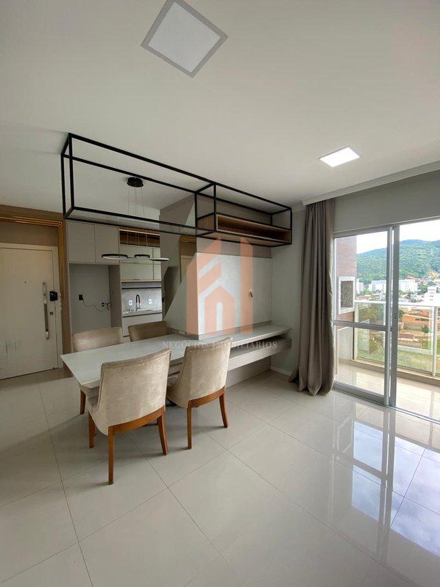 Apartamento de 02 dormitórios semi mobiliado, em condomínio com infraestrutura - Camboriú - 