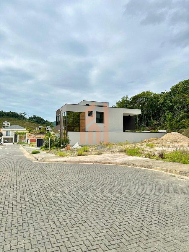 Terreno de 300m2 em um bairro internacional  - Camboriú - 