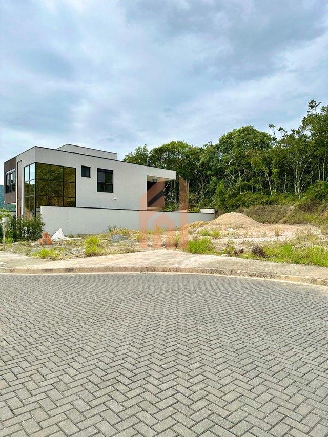 Terreno de 300m2 em um bairro internacional  - Camboriú - 
