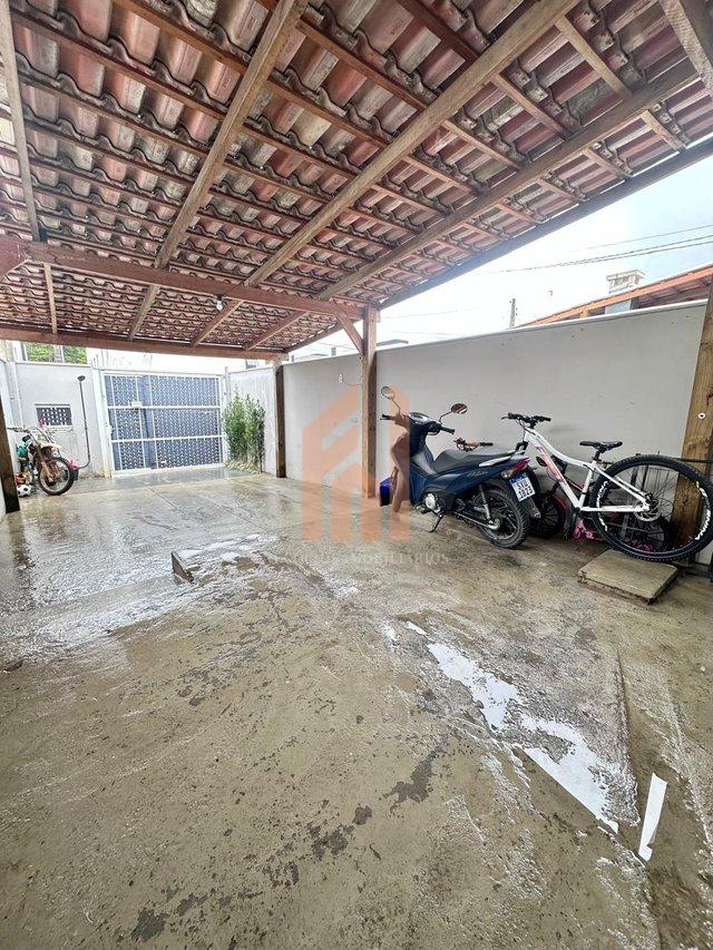 Sobrado plano com PÁTIO, sendo 2 Quartos 2 vagas no Bairro Rio Pequeno  - Camboriú - 