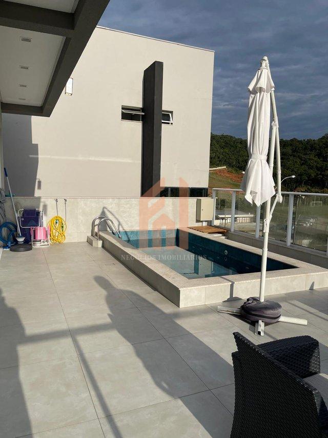 Casa em condomínio fechado com 03 suítes próxima ao Centro de Camboriú - Camboriú - 