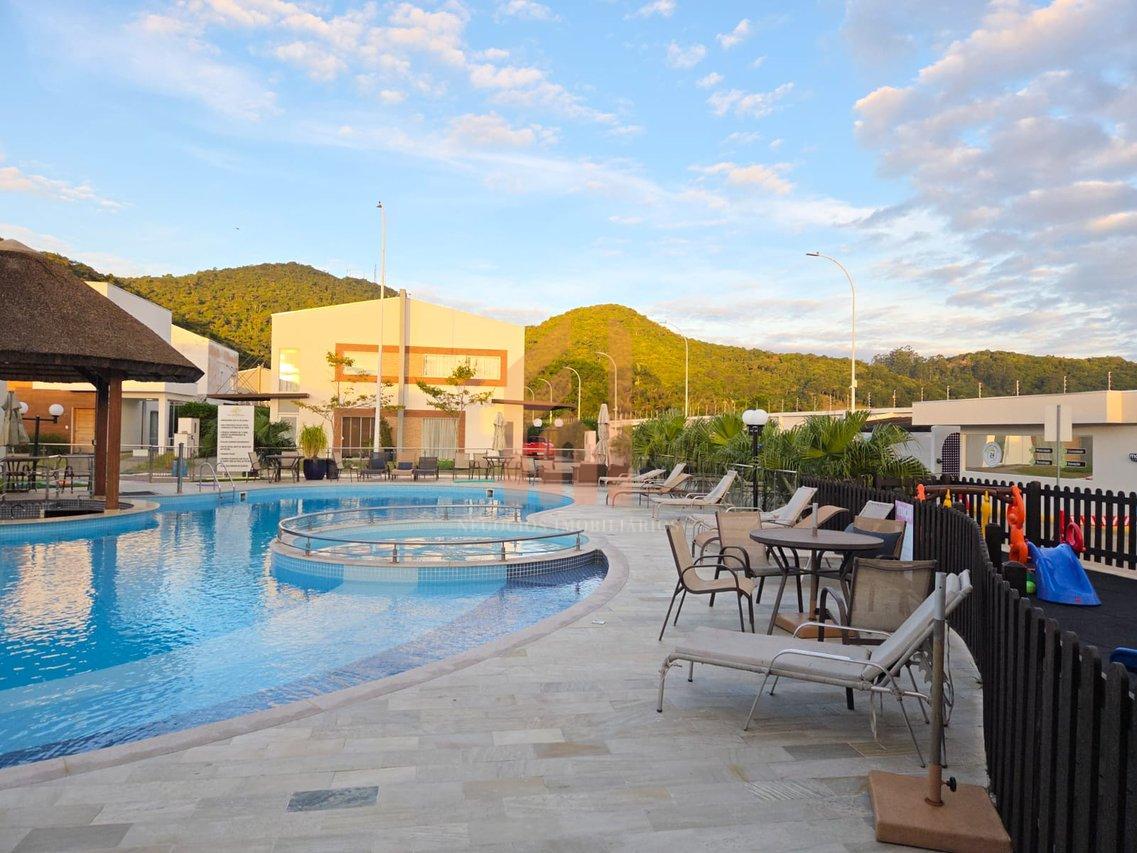 Linda casa com piscina em condomínio familiar com uma vista para as montanhas em Balneário - Balneário Camboriú - 
