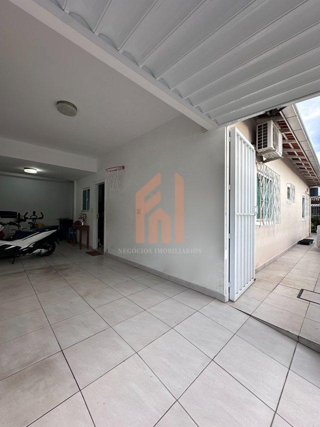 Casa plana de esquina em Balneário Camboriú com quintal - Balneário Camboriú - 