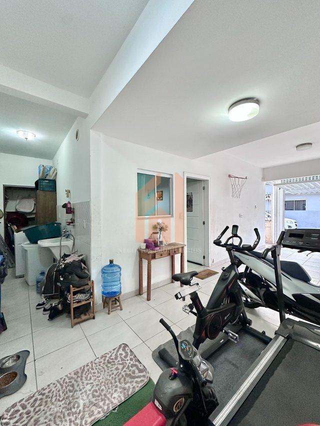 Casa plana de esquina em Balneário Camboriú com quintal - Balneário Camboriú - 