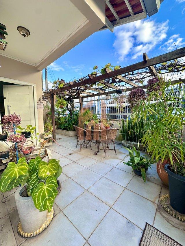 Casa plana de esquina em Balneário Camboriú com quintal - Balneário Camboriú - 