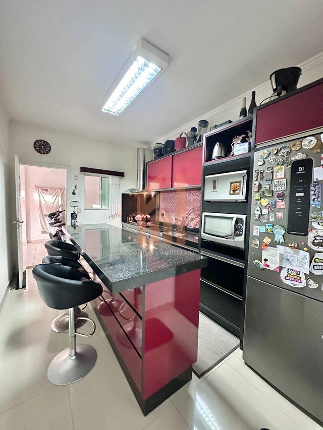 Casa plana de esquina em Balneário Camboriú com quintal - Balneário Camboriú - 