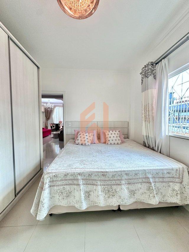 Casa plana de esquina em Balneário Camboriú com quintal - Balneário Camboriú - 