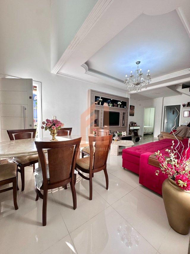 Casa plana de esquina em Balneário Camboriú com quintal - Balneário Camboriú - 