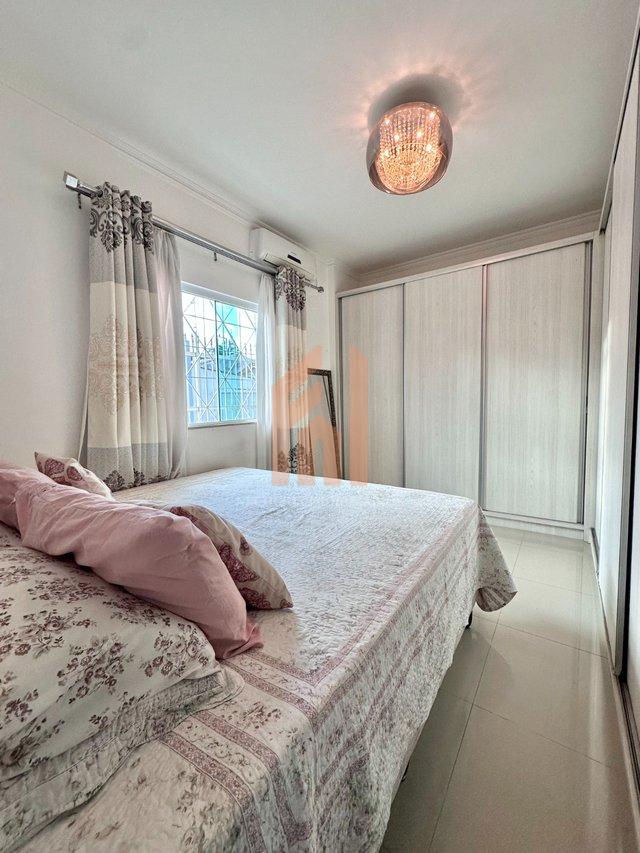 Casa plana de esquina em Balneário Camboriú com quintal - Balneário Camboriú - 